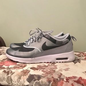 NIKE AIR MAX THEA’S PLATINUM/GREY SNEAKERS